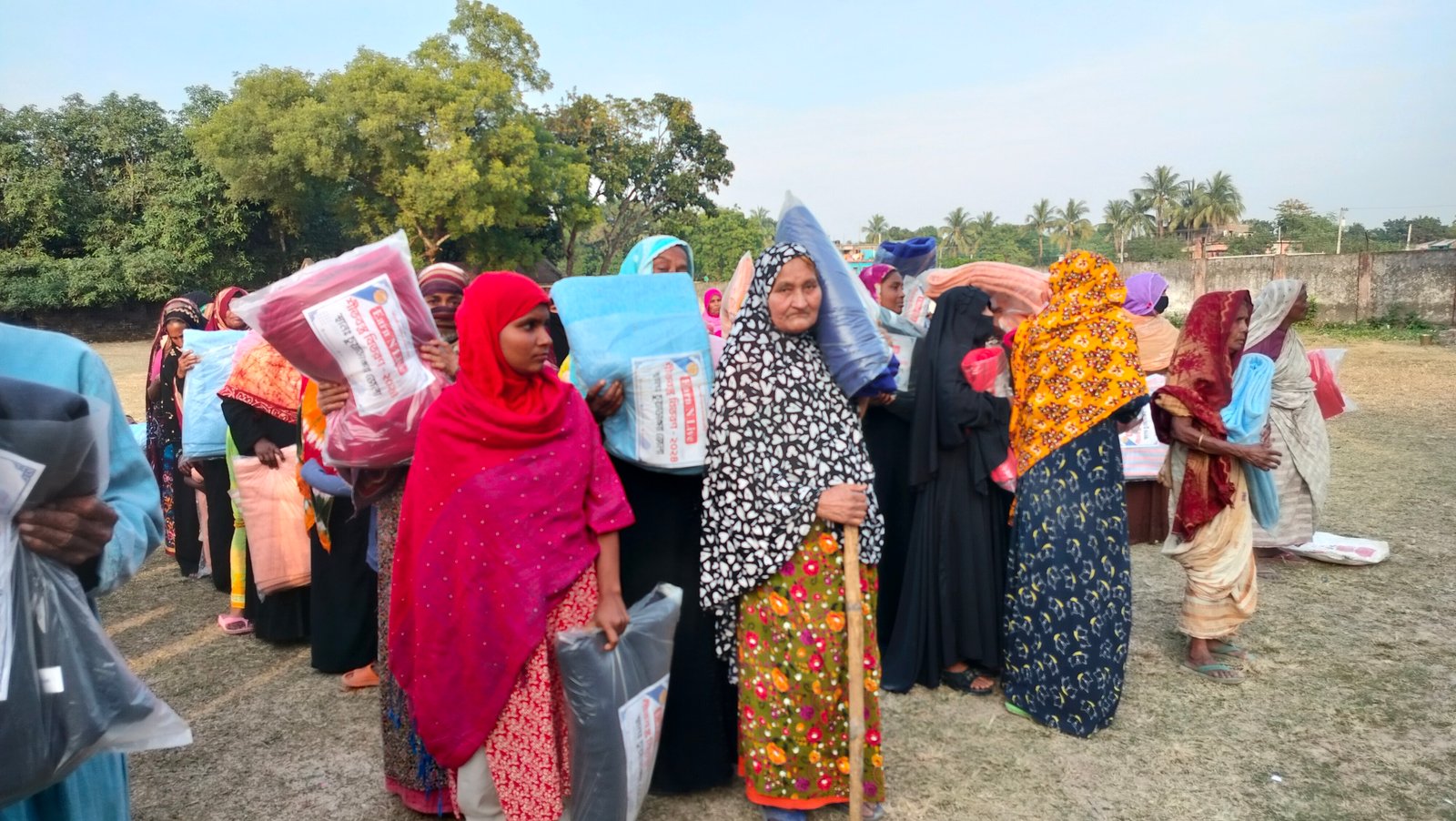 চুয়াডাঙ্গার জীবননগরে আর্ন এন লিভ'র সহযোগিতায় শীতার্ত মানুষের মাঝে কম্বল বিতরন