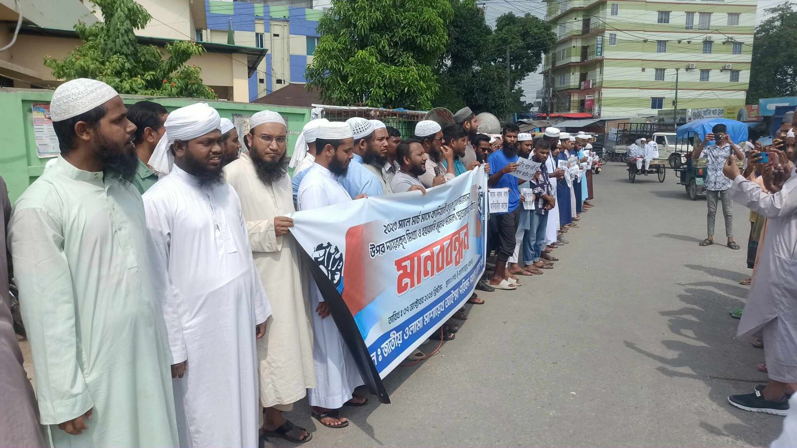 পঞ্চগড়ে মিথ্যা মামলা প্রত্যাহারের দাবিতে মানববন্ধন