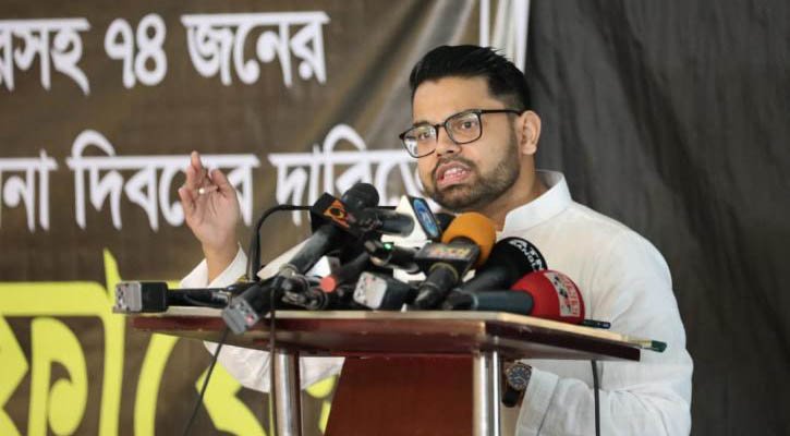 বীমা দাবীর চেক হস্তান্তর করলেন পপুলার লাইফ ইন্স্যুরেন্সের এমডি  বি এম ইউসুফ আলী