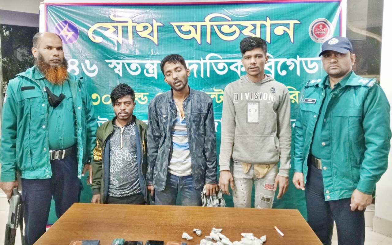 রাজধানীর বিভিন্ন এলাকায় সেনা অভিযানে  মাদক ও চাঁদাবাজ চক্রের ২৬ জন আটক