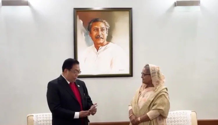 প্রধানমন্ত্রীকে অভিনন্দন জানিয়ে স্বরচিত কবিতা আবৃত্তি করলেন ফিলিপিন্সের রাষ্ট্রদূত