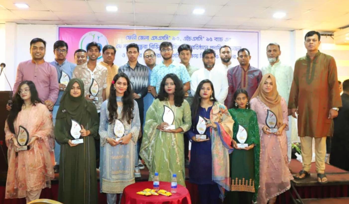 ঢাকাস্থ ফেনী জেলা এসএসসি ৯৩ পক্ষ থেকে জিপিএ-৫ প্রাপ্ত সন্তানদের সংবর্ধনা