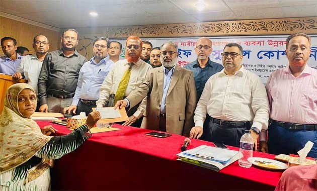 ময়মনসিংহে পপুলার লাইফ ইনস্যুরেন্সের বীমাদাবীর ২ কোটি ৭৬ লক্ষ টাকার চেক হস্তান্তর