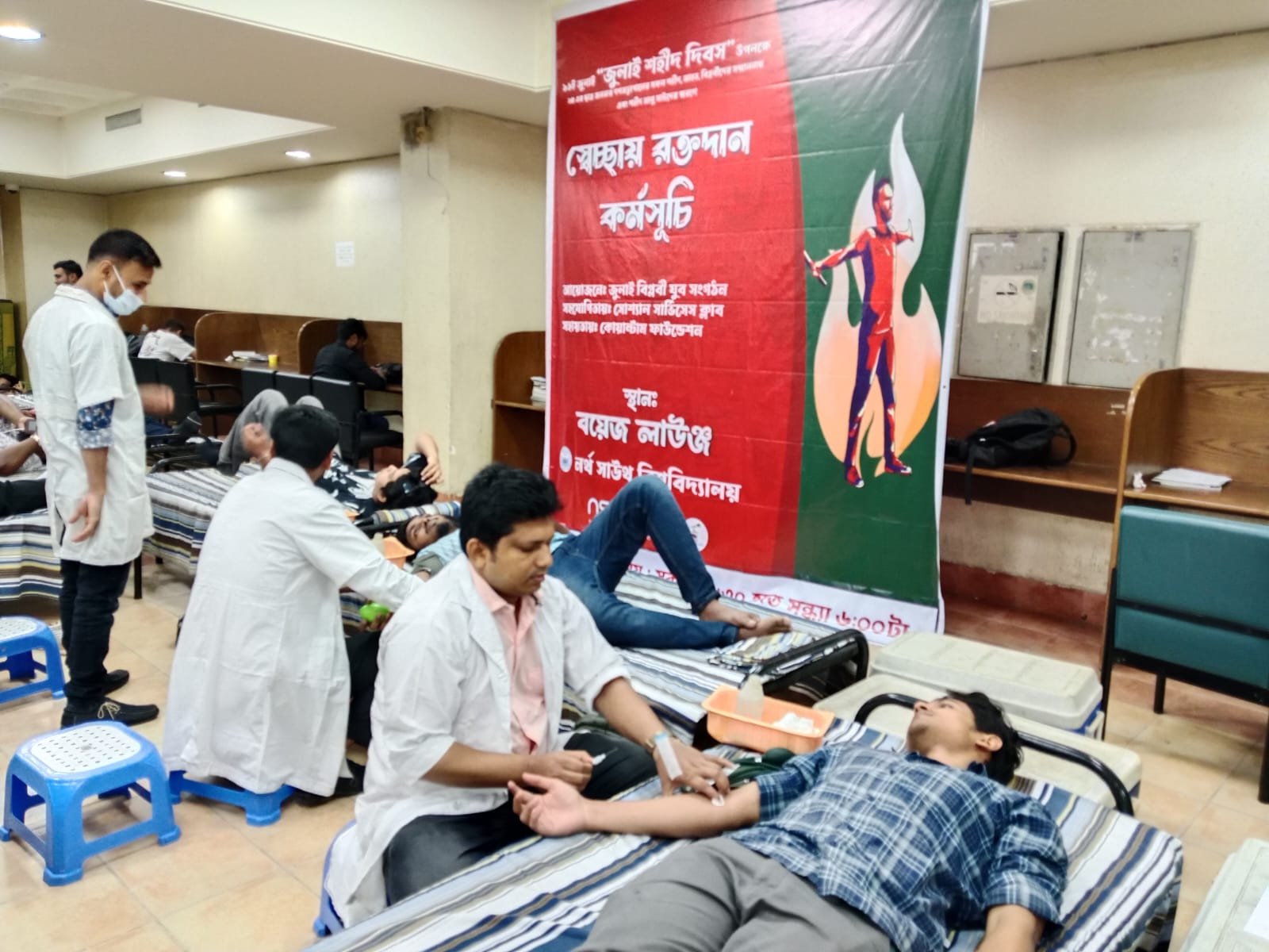 স্বেচ্ছায় রক্ত দান করলেন নর্থ সাউথের শিক্ষার্থীরা