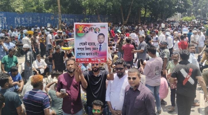 আজও নগর ভবনের সামনে অবস্থান নিয়েছেন ইশরাকের সমর্থকরা