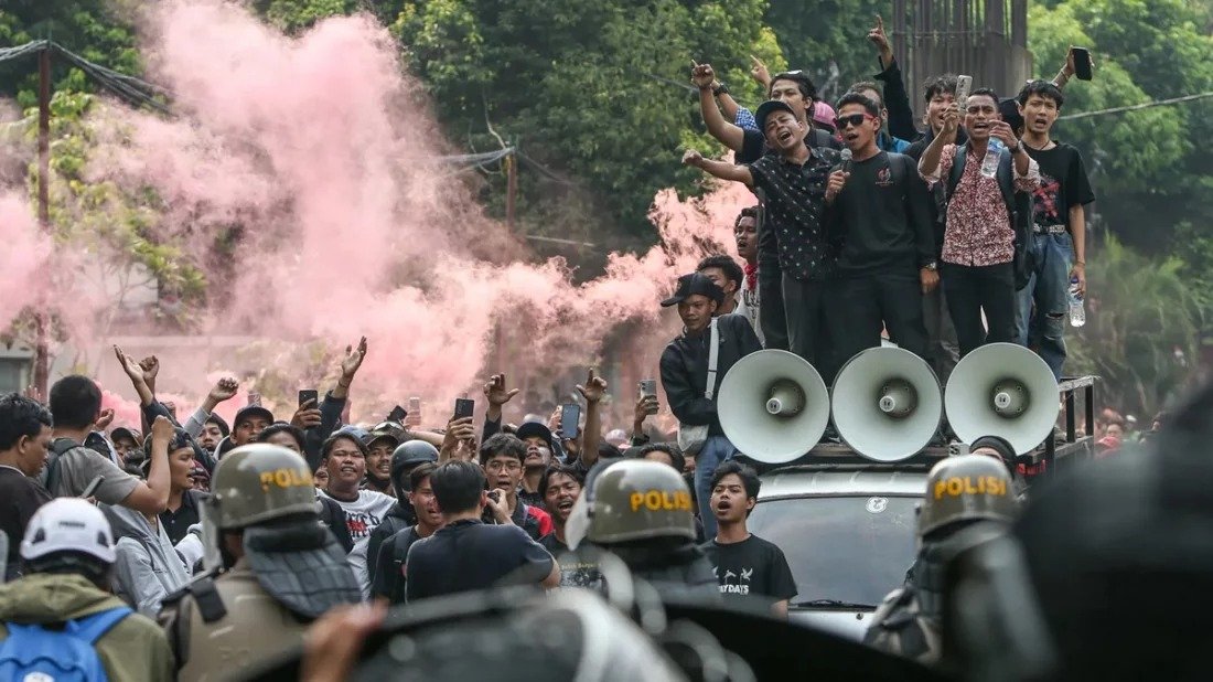 ইন্দোনেশিয়ায় আইনশৃঙ্খলা বাহিনীর মারমুখী অবস্থান, আন্দোলনে নতুন মোড়