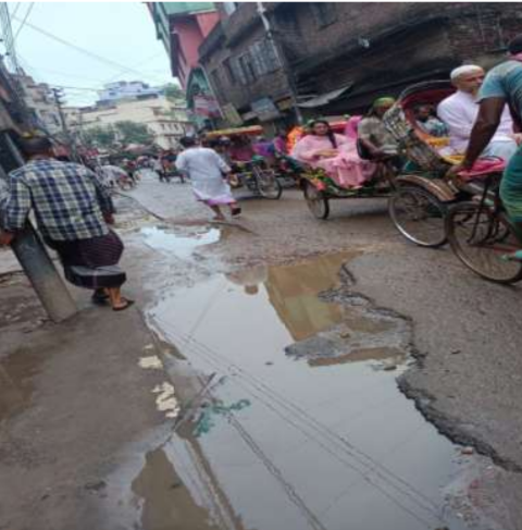 শত শত গর্তে ভরপুর পুরান ঢাকা