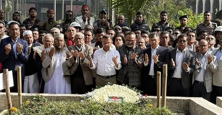 ওসমান হাদির কবর জিয়ারত করলেন তারেক রহমান