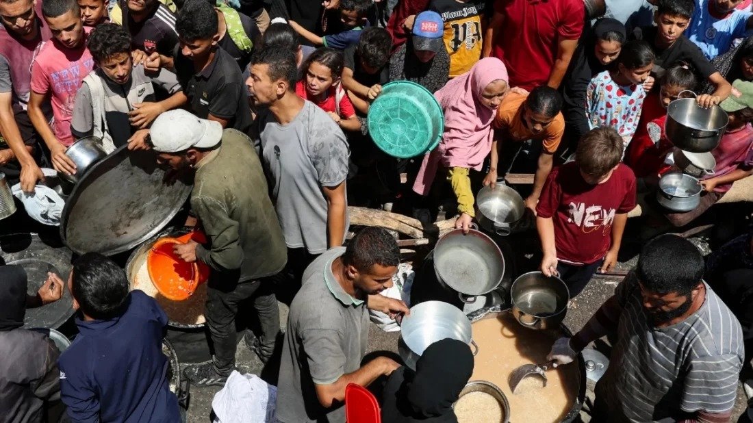 ক্ষুধার্ত ফিলিস্তিনিদের লক্ষ্য করে মরিচের গুঁড়া ছুড়ল ইসরায়েলি সেনারা!