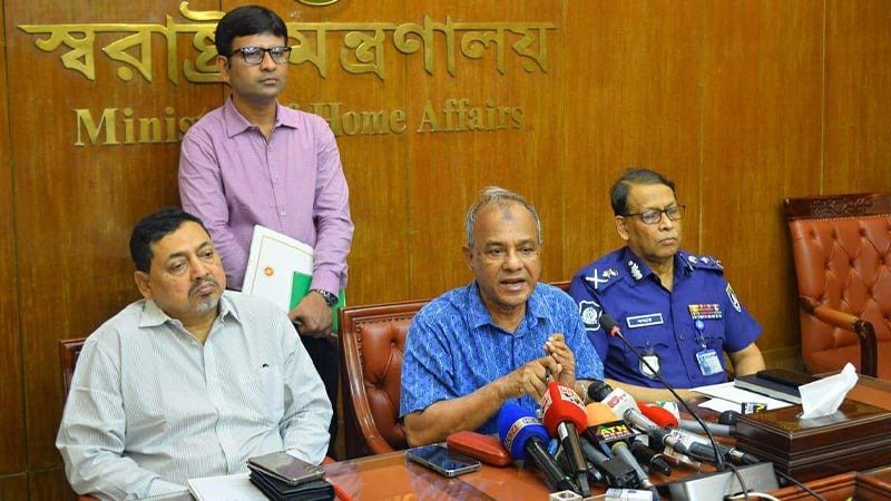 আজকের মধ্যে রাস্তা না ছাড়লে আইন প্রয়োগ: স্বরাষ্ট্র উপদেষ্টা