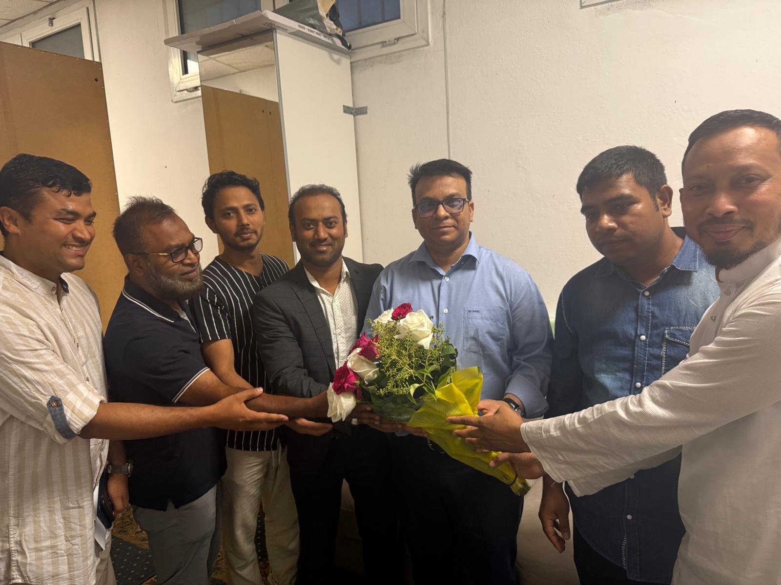 বুকপকেটে প্রবাসী স্বপ্ন গোধূলির আলোয়
