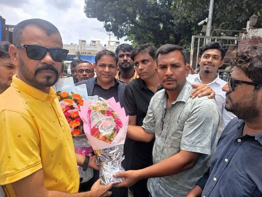 লন্ডন থেকে দেশে ফিরে নেতা-কর্মীদের ভালোবাসায় সিক্ত হলেন আনিসুর রহমান খোকন তালুকদার