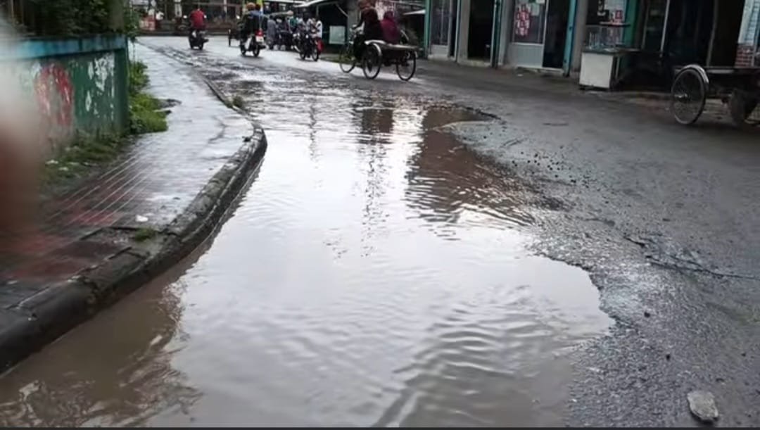 গোপালগঞ্জ-পয়সারহাট আঞ্চলিক মহাসড়কে ছোট বড় খানাখন্দ; ভোগান্তিতে হাজারো মানুষ