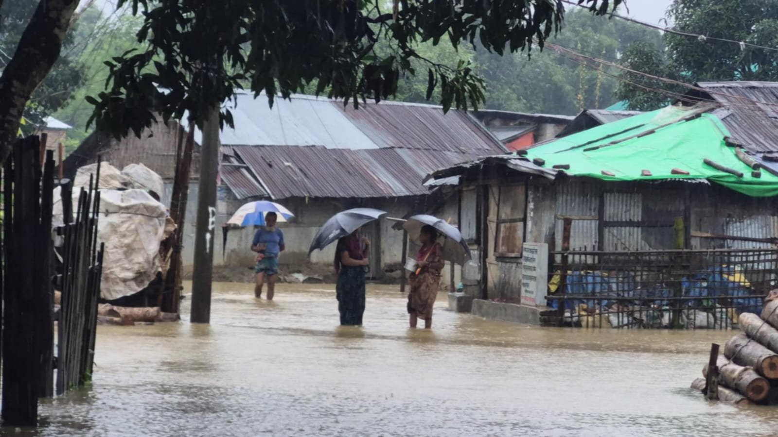 টানা বৃষ্টিতে খাগড়াছড়ির নিম্নাঞ্চল প্লাবিত ও পাহাড় ধসের আশংকা, তৎপর প্রশাসন