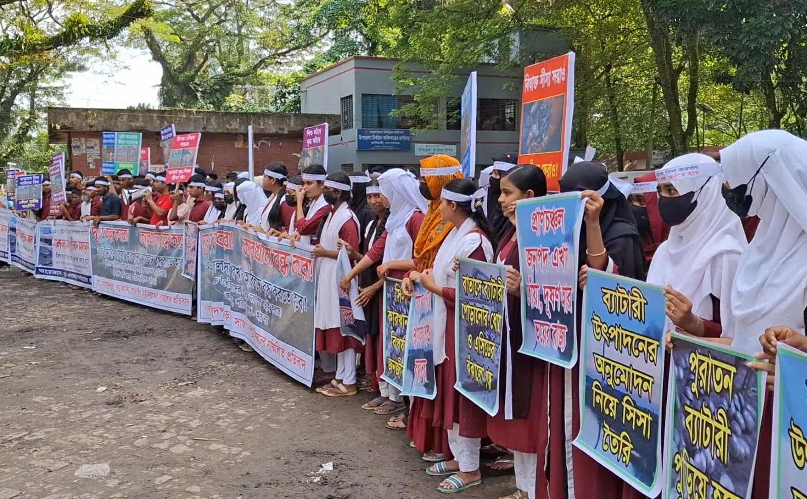 গোপালগঞ্জের কাশিয়ানীতে ক্লাস থেকে ডেকে নিয়ে শিক্ষার্থীদের দিয়ে মানববন্ধন