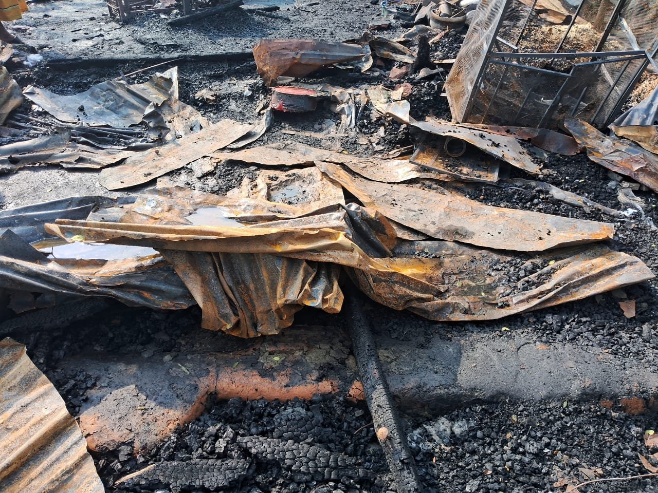 বৈদ্যুতিক শকে ভস্ম লালমিয়ার ঘর, পুড়ে ছাই সব